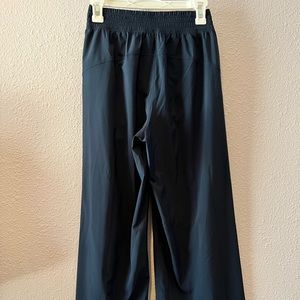 Lululemon Size 4 Cropped Wide Leg Pant